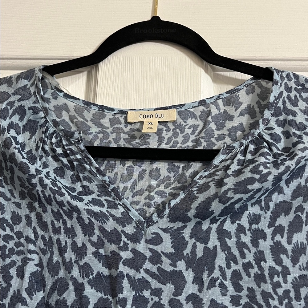 Como Blu Leopard Print Light Blue and Navy Long Sleeve V Neck Blouse Size Large - Picture 3 of 6